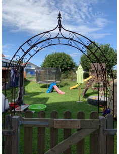 Start Rosenbogen mit Spitze - Höhe 230 cm - Breite 120 cm - Schlosserqualität Metall mit Rostpatina 
oben mit Lilienspitze
Bre 2