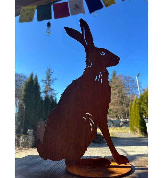 Hasen sitzender Feldhase XL mit Ausschnitten - 48 cm hoch - Edelrost Osterhase 
Höhe 48 cm
Breite 27 cm
mit einer Standplatte
