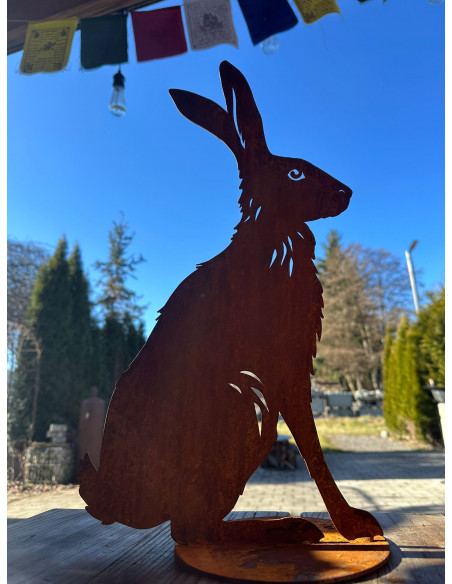 Hasen sitzender Feldhase XL mit Ausschnitten - 48 cm hoch - Edelrost Osterhase 
Höhe 48 cm
Breite 27 cm
mit einer Standplatte