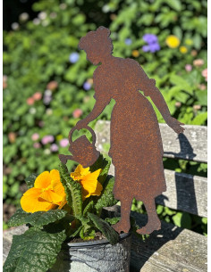 Menschen und Silhouetten Gärtnerin Beate mit Gießkanne - 19 cm hoch - klein - Direktstecker 
Höhe 19 cm + Spieß 10 cm
 2