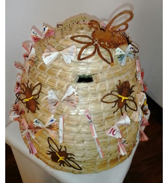 ausgefallene Tischdekoration  kleiner Bienenhänger - Breite 11 cm - Höhe 8 cm 
Breite 11 cm -
Höhe 8 cm
