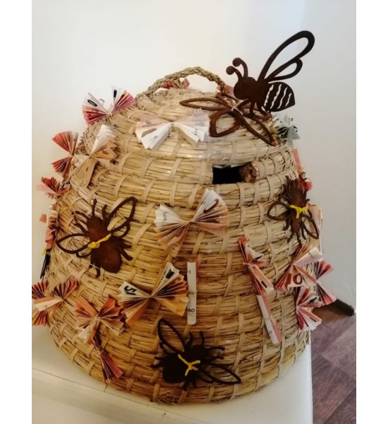 ausgefallene Tischdekoration  kleiner Bienenhänger - Breite 11 cm - Höhe 8 cm 
Breite 11 cm -
Höhe 8 cm
