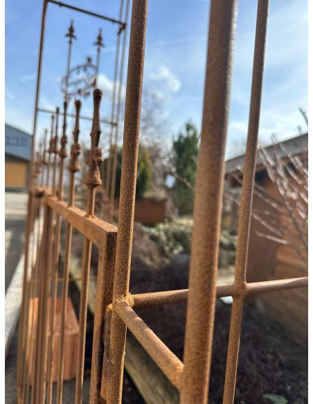 Rosenbogen Metall Metall Rosenbogen mit Türe - Saint Denis - 295 × 150 cm 
Höhe 295 cm
Breite 150 cm
Türe 90 cm hoch zzgl. Li