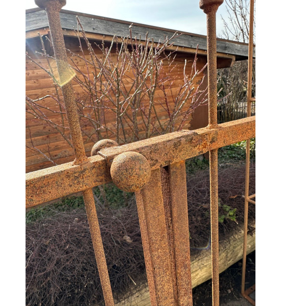 Rosenbogen Metall Metall Rosenbogen mit Türe - Saint Denis - 295 × 150 cm 
Höhe 295 cm
Breite 150 cm
Türe 90 cm hoch zzgl. Li