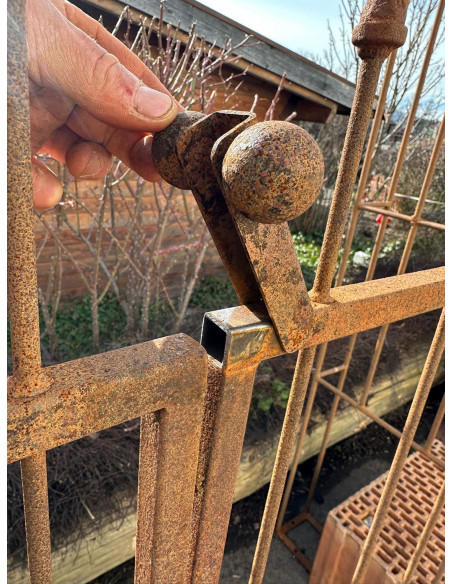 Rosenbogen Metall Metall Rosenbogen mit Türe - Saint Denis - 295 × 150 cm 
Höhe 295 cm
Breite 150 cm
Türe 90 cm hoch zzgl. Li