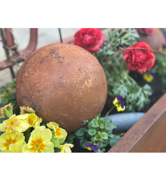 Deko Kugeln Deko Kugel Rost Ø 15 cm – geschlossen 
leichte Dekokugel aus Metall mit Edelrost-Patina 
Ø 15 cm
Für Garten, Balk