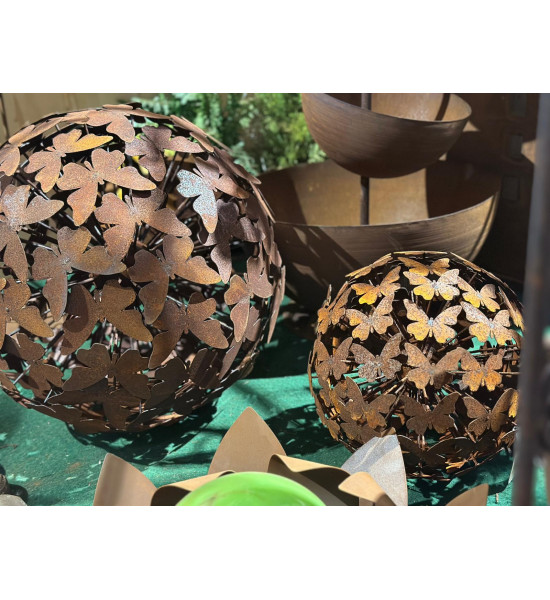 Deko Kugeln Schmetterling Deko Kugel - Ø 30 cm - klein 
ca. Ø 30 cm 
Diese Deko Kugel wurde aus vielen einzelnen Schmetterling