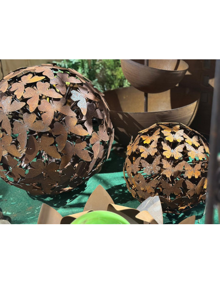 Deko Kugeln Schmetterling Deko Kugel - Ø 30 cm - klein 
ca. Ø 30 cm 
Diese Deko Kugel wurde aus vielen einzelnen Schmetterling