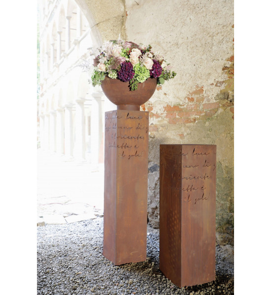 Rechteckige Säulen Rostsäule Romance mit Spruch Höhe 125 cm - Gartensäule 
Höhe: 125cm
Grundform: 29x29cm
mit Spruch : Oh, qu