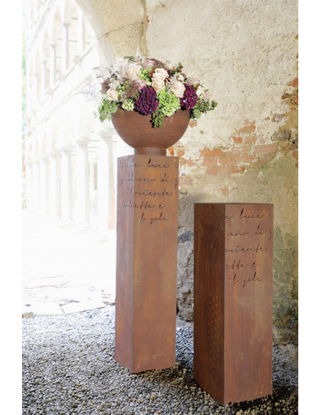 Rechteckige Säulen Rostsäule Romance mit Spruch Höhe 125 cm - Gartensäule 
Höhe: 125cm
Grundform: 29x29cm
mit Spruch : Oh, qu