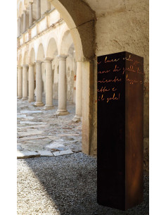 Rechteckige Säulen Rostsäule Romance mit Spruch Höhe 125 cm - Gartensäule 
Höhe: 125cm
Grundform: 29x29cm
mit Spruch : Oh, qu 2