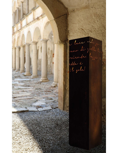 Rechteckige Säulen Rostsäule Romance mit Spruch Höhe 125 cm - Gartensäule 
Höhe: 125cm
Grundform: 29x29cm
mit Spruch : Oh, qu