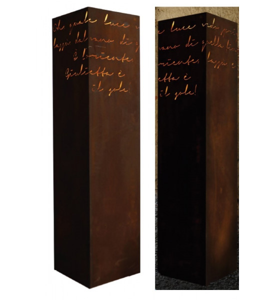 Rechteckige Säulen Rostsäule Romance mit Spruch Höhe 125 cm - Gartensäule 
Höhe: 125cm
Grundform: 29x29cm
mit Spruch : Oh, qu