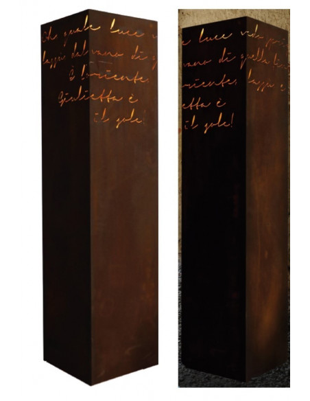 Rechteckige Säulen Rostsäule Romance mit Spruch Höhe 125 cm - Gartensäule 
Höhe: 125cm
Grundform: 29x29cm
mit Spruch : Oh, qu