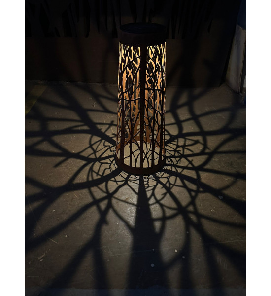 Dekolicht Solar-Windlicht Bäume - Mittel - Höhe 58 cm 
Höhe 58 cm
Ø 20 cm

Dekoratives Solar-Windlicht aus Metall mit filigr