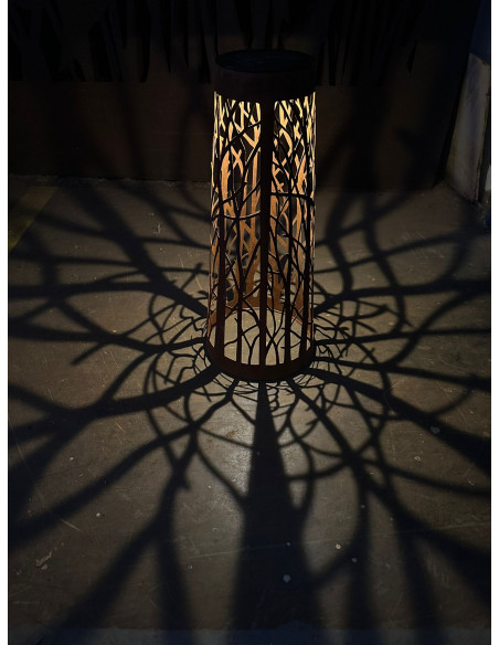 Dekolicht Solar-Windlicht Bäume - Mittel - Höhe 58 cm 
Höhe 58 cm
Ø 20 cm

Dekoratives Solar-Windlicht aus Metall mit filigr