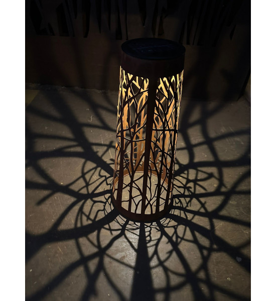 Dekolicht Solar-Windlicht Bäume - Mittel - Höhe 58 cm 
Höhe 58 cm
Ø 20 cm

Dekoratives Solar-Windlicht aus Metall mit filigr