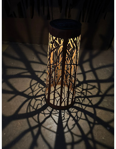 Dekolicht Solar-Windlicht Bäume - Mittel - Höhe 58 cm 
Höhe 58 cm
Ø 20 cm

Dekoratives Solar-Windlicht aus Metall mit filigr