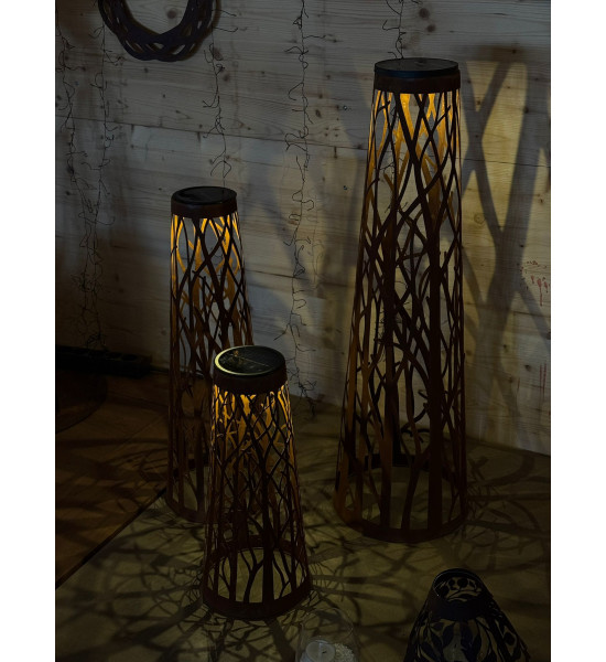 Dekolicht Solar-Windlicht Bäume - Mittel - Höhe 58 cm 
Höhe 58 cm
Ø 20 cm

Dekoratives Solar-Windlicht aus Metall mit filigr