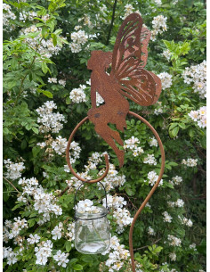 Gartenstecker Laternenstab mit sitzender Fee auf Curlstab 130 cm hoch 
Höhe Fee 27 cm
Gesamthöhe mit Stecker 130 cm
Curl Stab 2