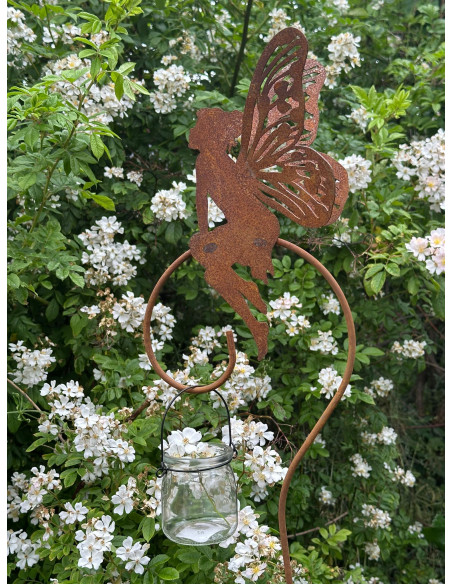 Gartenstecker Laternenstab mit sitzender Fee auf Curlstab 130 cm hoch 
Höhe Fee 27 cm
Gesamthöhe mit Stecker 130 cm
Curl Stab