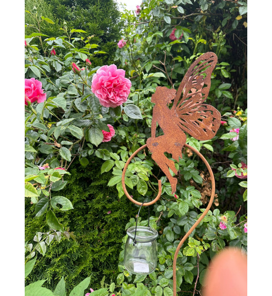 Gartenstecker Laternenstab mit sitzender Fee auf Curlstab 130 cm hoch 
Höhe Fee 27 cm
Gesamthöhe mit Stecker 130 cm
Curl Stab