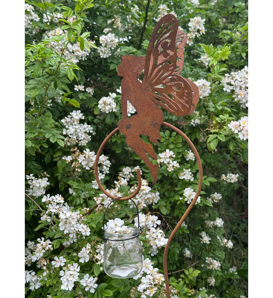 Gartenstecker Laternenstab mit sitzender Fee auf Curlstab 130 cm hoch 
Höhe Fee 27 cm
Gesamthöhe mit Stecker 130 cm
Curl Stab