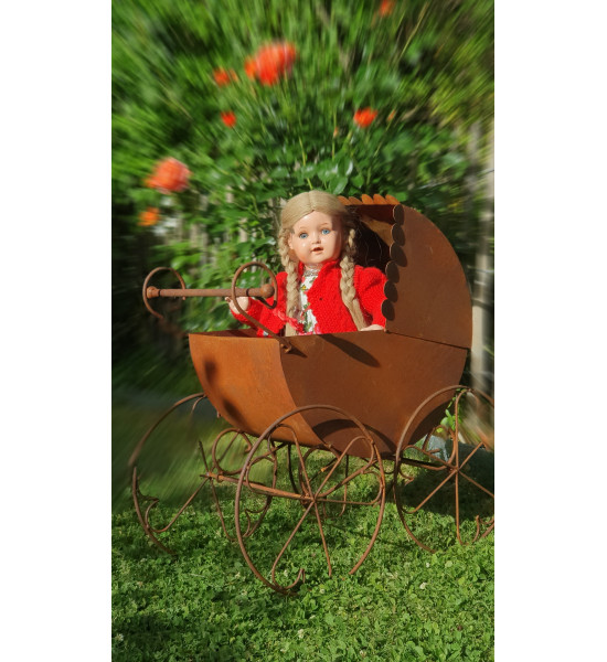 kreative Pflanzgefäße  Deko Kinderwagen zum Bepflanzen 58 cm groß 
Breite 58 cm
Tiefe 33 cm
Höhe 58 cm
