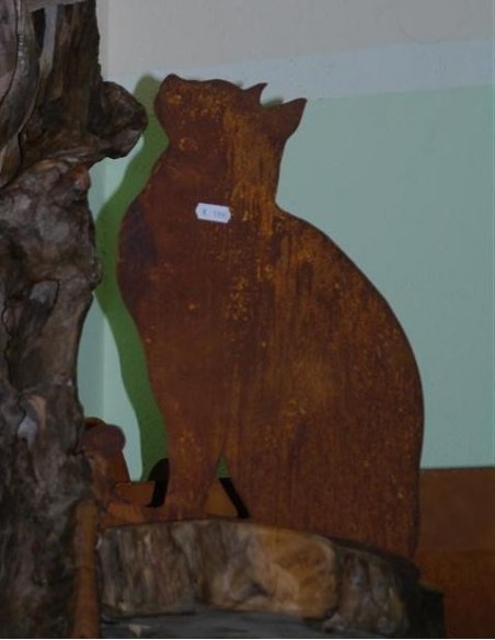 Katze sitzend auf Platte