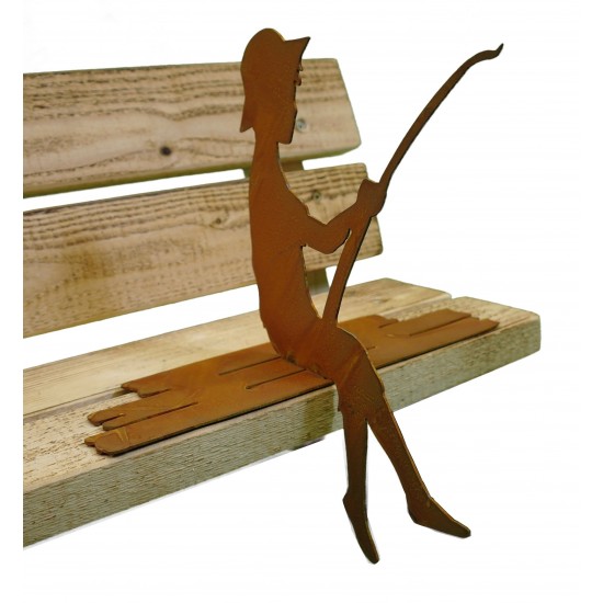 Kleiner Angler "Finn" auf Steg sitzend als Kantenhocker, Gartendekoration