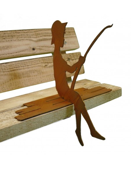 Kleiner Angler "Finn" auf Steg sitzend als Kantenhocker, Gartendekoration