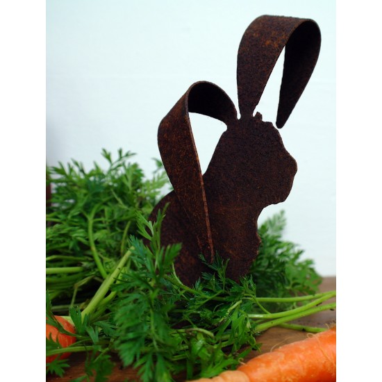 Hase mit großen Ohren auf Platte