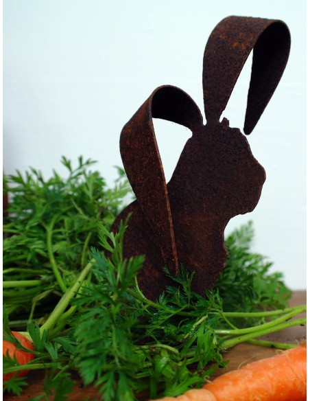 Hase mit großen Ohren auf Platte