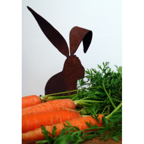 Hase mit großen Ohren auf Platte