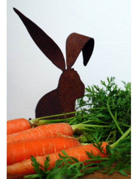 Hase mit großen Ohren auf Platte