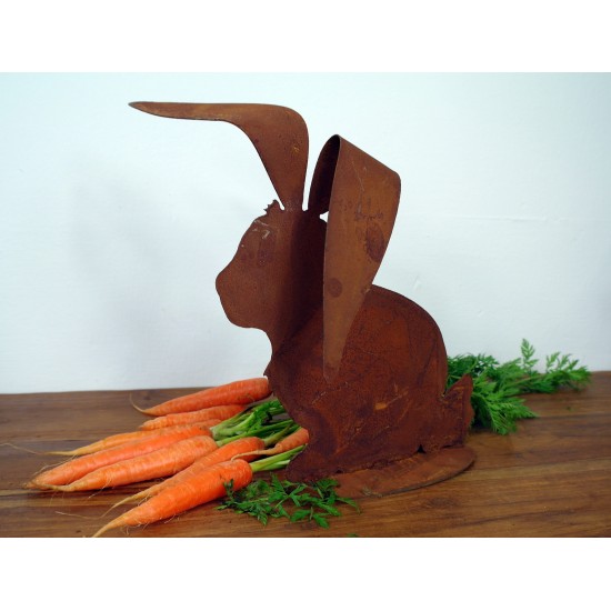 Hase mit großen gebogenen Ohren auf Platte