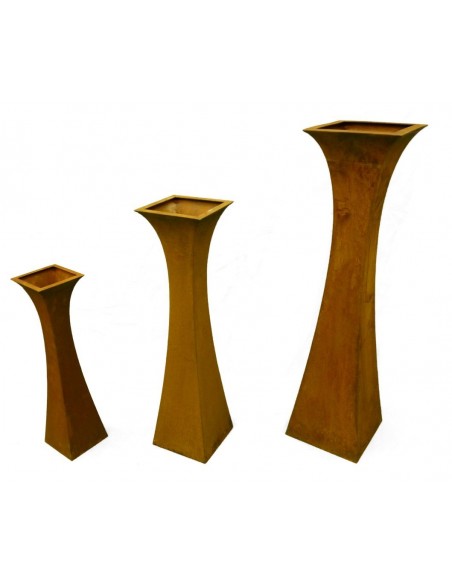 rostige Pflanzsäule tailiert schmal mit eingesetzem Boden