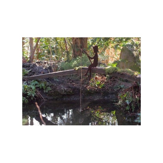 Kleiner rost Angler "Finn" 30 cm auf Steg sitzend als Kantenhocker, Gartenteich, Brunnen oder Wasserfaß Deko