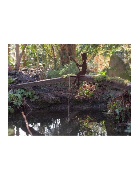 Kleiner rost Angler "Finn" 30 cm auf Steg sitzend als Kantenhocker, Gartenteich, Brunnen oder Wasserfaß Deko