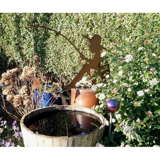 Fischender Edelrost Angler Manni 90 cm lang auf Platte Rostiger Fischer