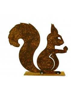 Rost Eichhörnchen mit Nuß in der Hand auf Platte