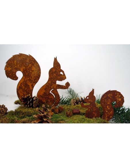 Edelrost Eichhörnchen mit Nuß in der Hand auf Platte