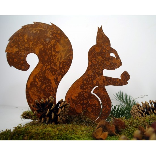 Edelrost Eichhörnchen mit Nuß in der Hand auf Platte