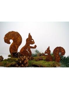 Rost Eichhörnchen mit Nuß in der Hand auf Platte 2