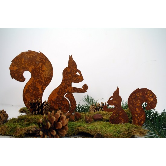 Edelrost Eichhörnchen mit Nuß in der Hand auf Platte