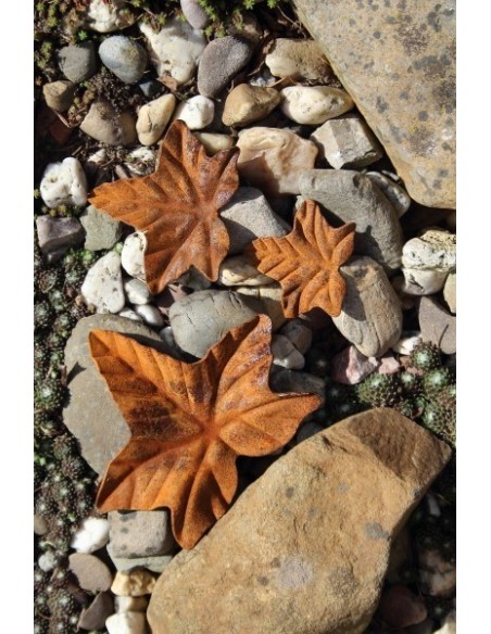 Blätter in orangebraunem Rostton als schöne Dekorationsidee