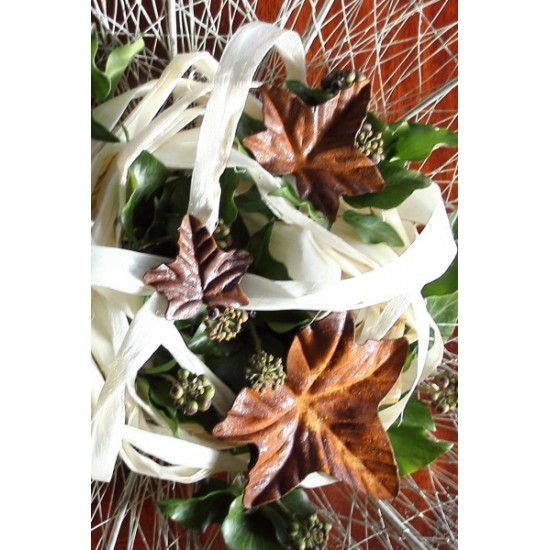 Rostige Efeublätter als Geschenkverzierung