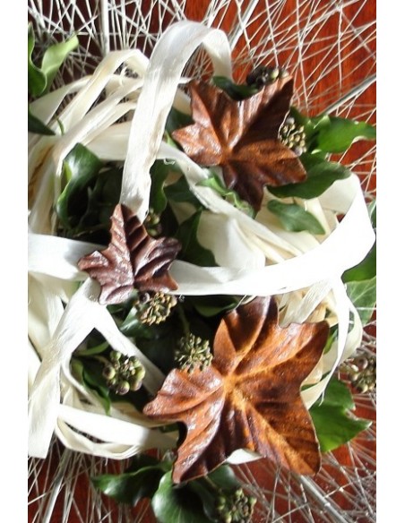 Rostige Efeublätter als Geschenkverzierung