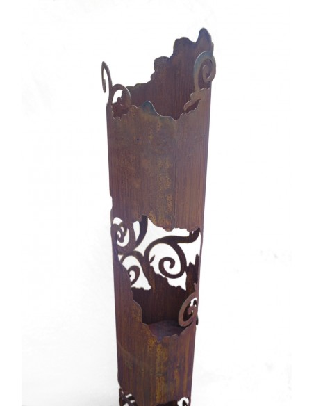 Rostige Leuchtsäule mit Lampe bestückt für tollen Schatteneffekt