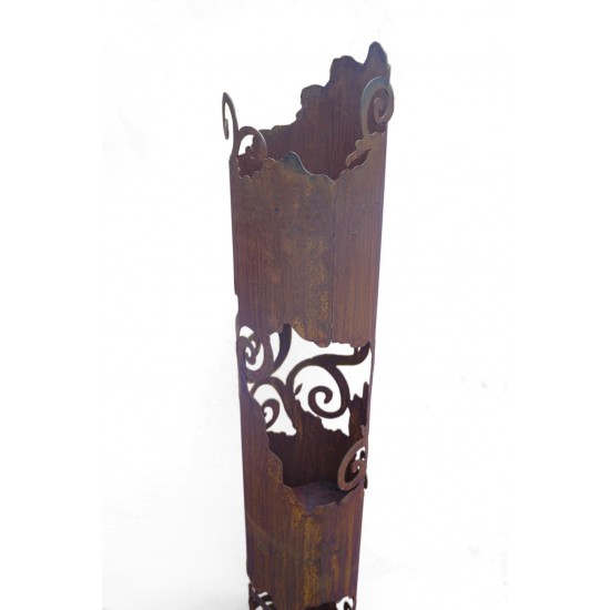 Edelrost Metallsäule mit Ornamenten zum Beleuchten